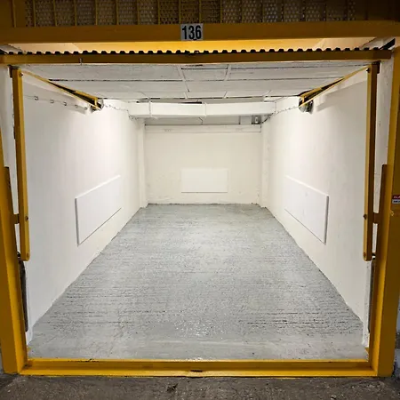 Maisonette With Terrace شقة