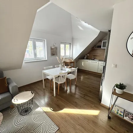 Maisonette With Terrace شقة